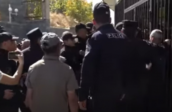 Անհետ կորածների ծնողների բողոքի ակցիան ՊՆ-ի մոտ (տեսանյութ)